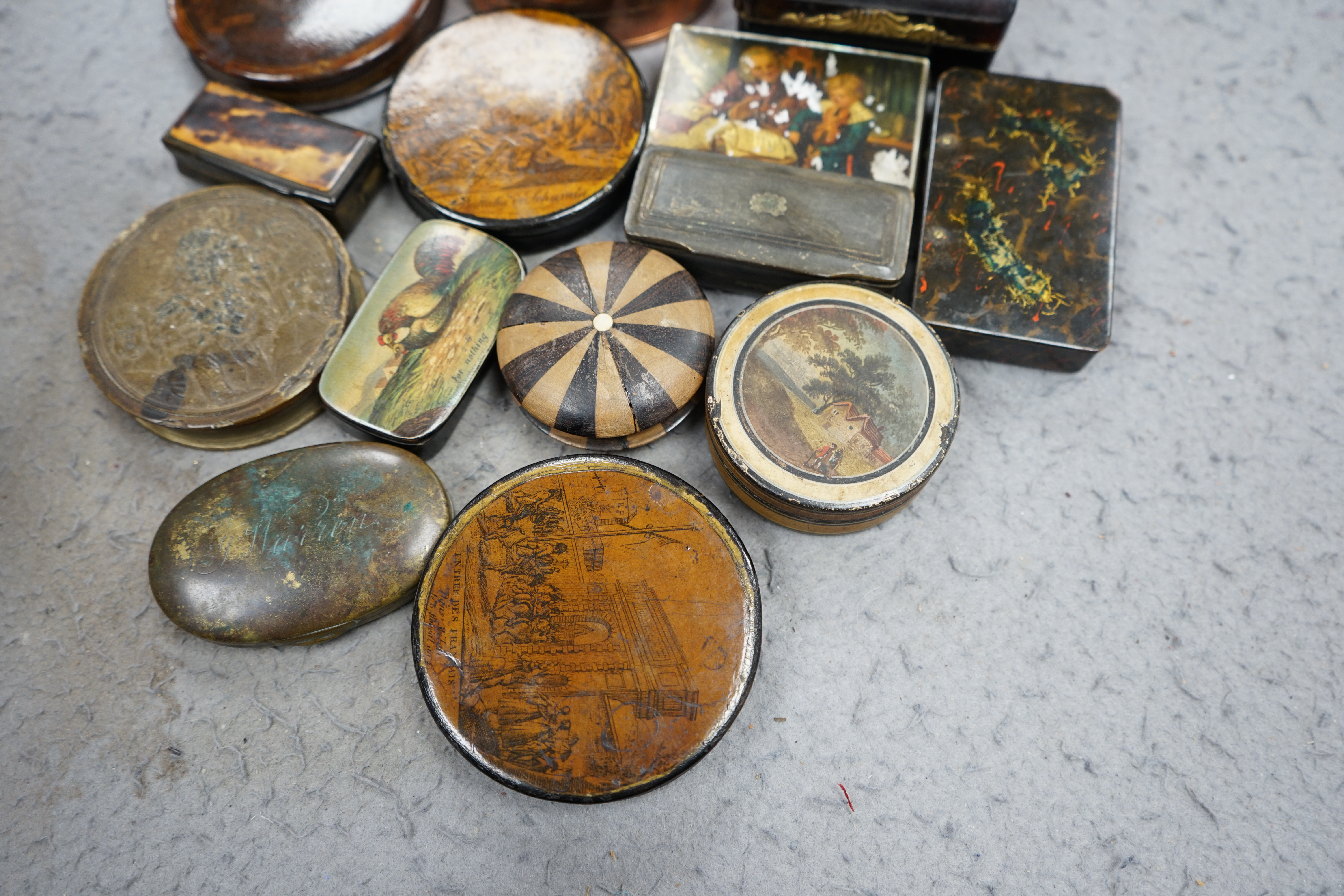 Assorted 18th / 19th century treen, tortoiseshell, horn and metalware snuff boxes, horn box 8cm diameter (14). Condition - most damage due to use